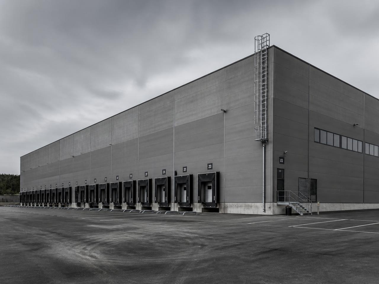 Depozit de distribuție din beton prefabricat cu un șir lung de rampe de încărcare
